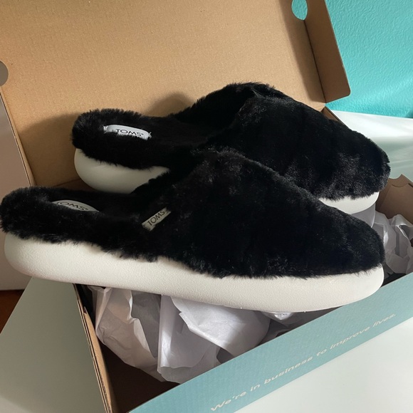 Toms Shoes - Toms black Faux fur slippers